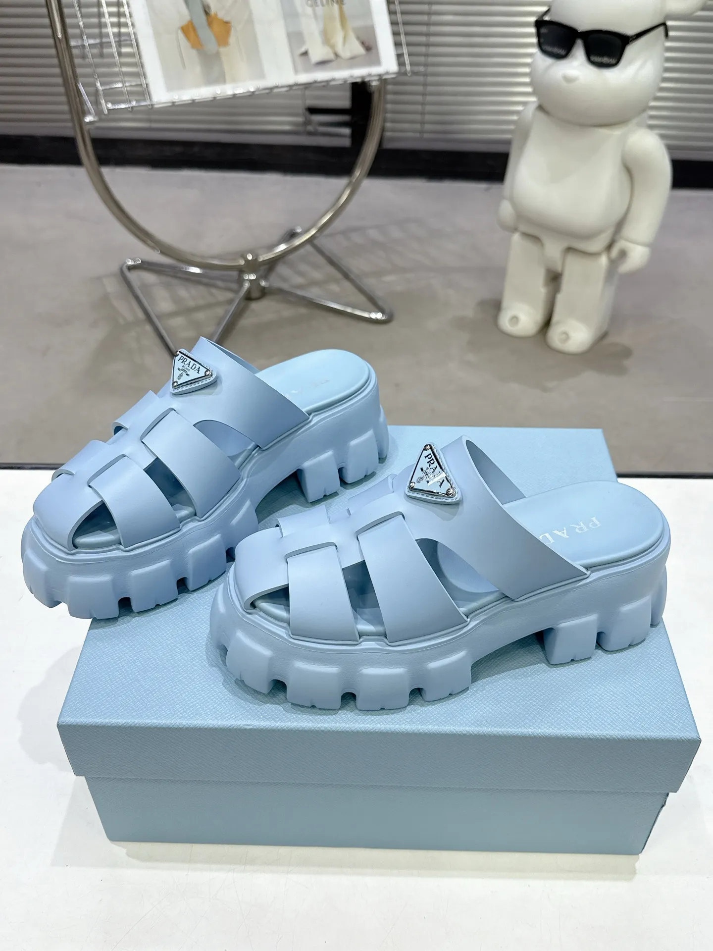 👟👟Ex-factory price 440👟👟 2025 exclusive version super popular🎊🎊🎊prada Prada triangular buckle serrated Roman thick-soled rubber foam ultra-light sandals are retro, fashionable and avant-garde, the upper perfectly restores the original craftsmanship, making the whole pair of shoes light and comfortable, full of holiday feel, bright colors💐💐💐💐 A variety of choices to satisfy fashionable people of different styles! The iconic metal triangle logo is paired with the shape of ancient beach sandals. Every design element is fashionable! Code number 35-40​